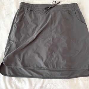Duluth Trading co. women’s lightweight charcoal gray skort